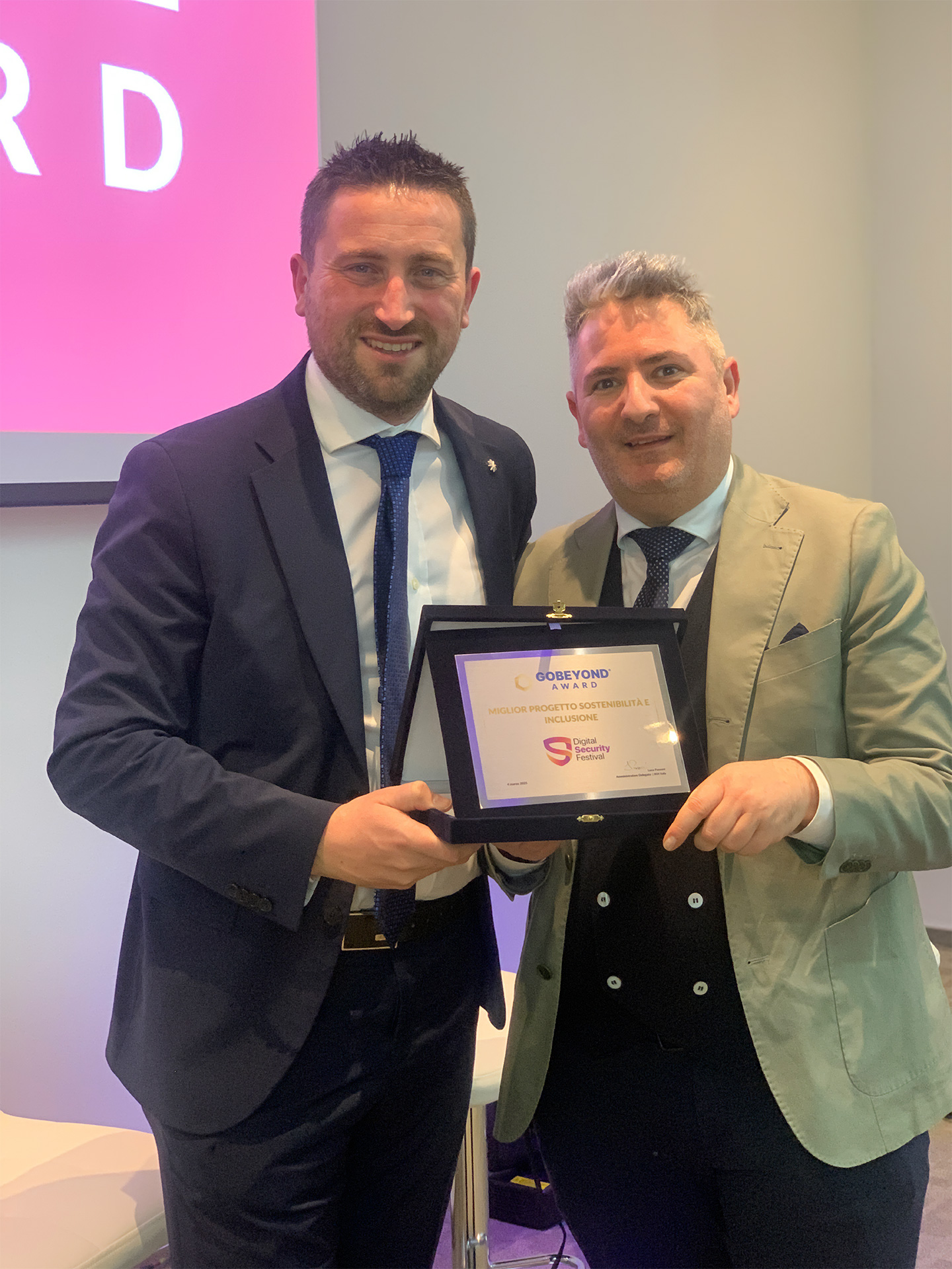 Marco Cozzi e Gabriele Gobbo con la targa del GoBeyond Award, intestata al Digital Security Festival